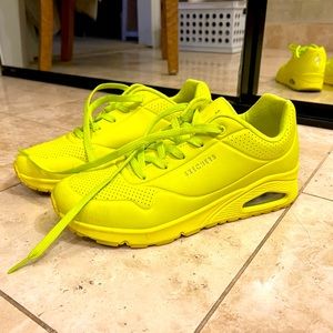 Gorgeous neon yellow lime green sneakers! ⚡️🍋💚